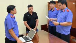 Quá trình sửa hồ sơ vụ nữ sinh tử vong ở Vĩnh Long được làm rõ, với cáo buộc thay đổi nội dung hồ sơ và đề nghị truy tố 6 bị can.