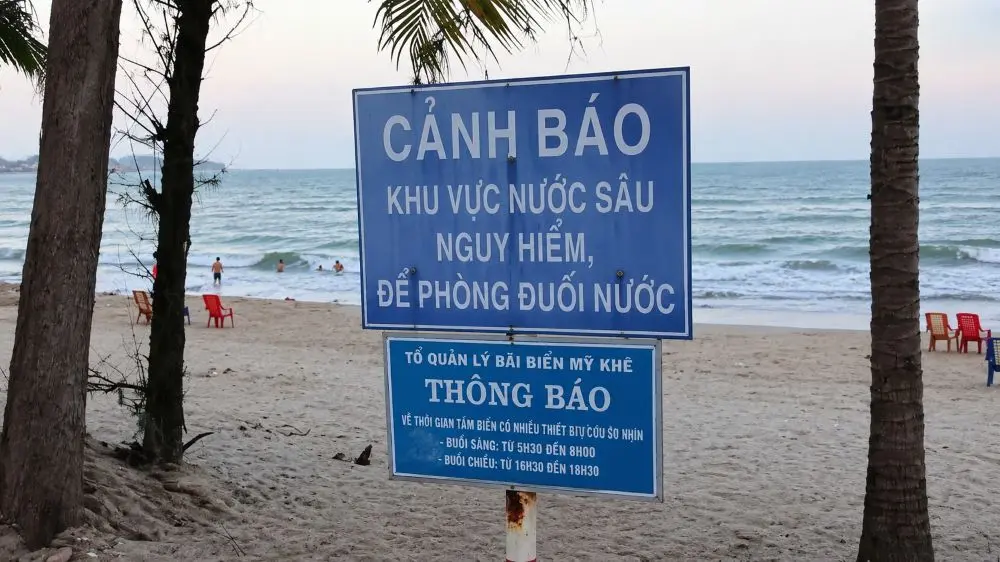 Biển cảnh báo tại bãi biển Mỹ Khê nhắc người dân, du khách thận trọng khi tắm biển, tránh khu vực nước sâu, nguy hiểm.