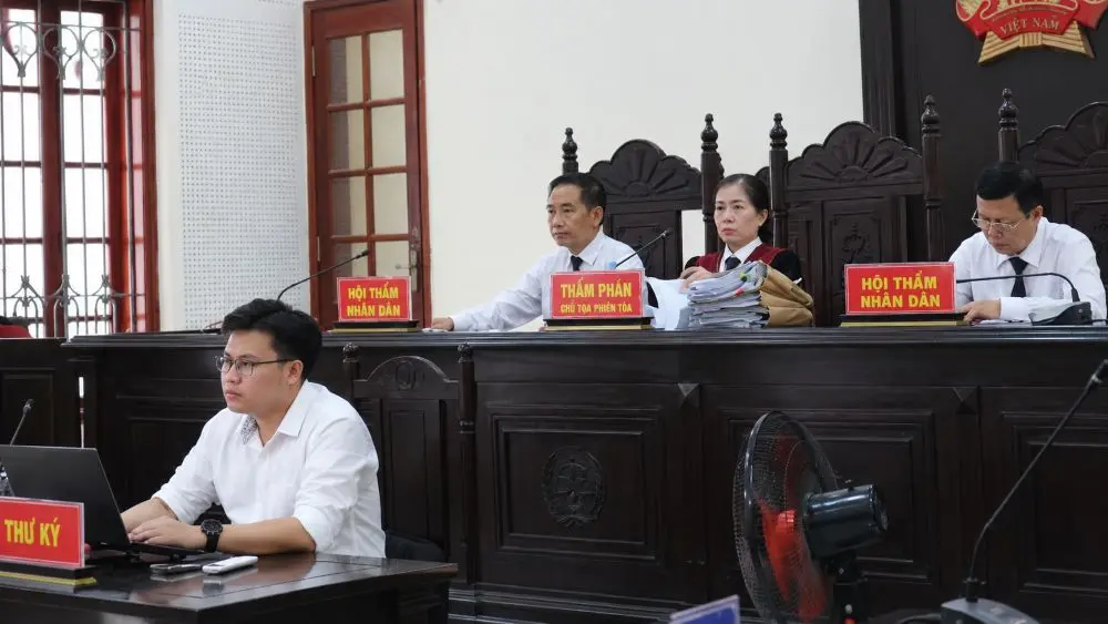 Toàn cảnh phiên xét xử diễn ra nghiêm túc, với sự tham gia của hội đồng xét xử và các thành phần theo quy định.