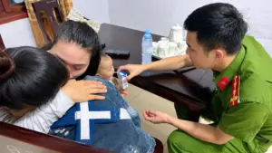 Công an xã Thần Lĩnh kịp thời giải cứu người mẹ ôm con nhỏ định tự tử trên cầu, đưa hai mẹ con về nhà an toàn.
