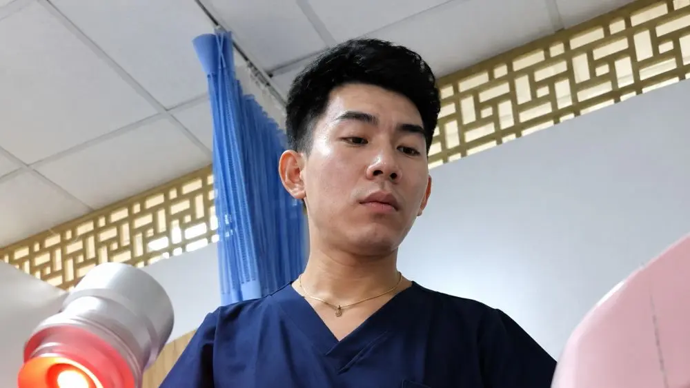 Nhân viên Đặng Quang Huy bị phạt 4 triệu đồng do hành nghề khám chữa bệnh khi chưa đăng ký tại phòng khám ở Kim Mã.
