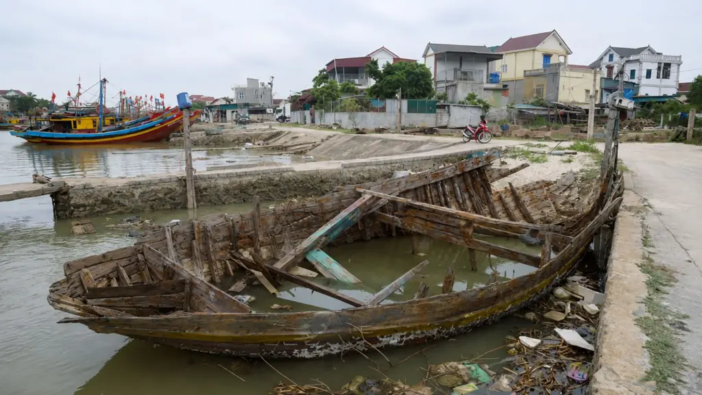Xác tàu, thuyền hư hỏng bủa vây luồng lạch Lạch Vạn ở Nghệ An, gây cản trở giao thông thủy và tiềm ẩn nguy cơ mất an toàn.