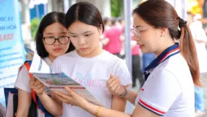 Sinh viên bất bình với khoản “phạt” 10-20 triệu đồng nếu tốt nghiệp muộn do thiếu chứng chỉ ngoại ngữ, tin học.