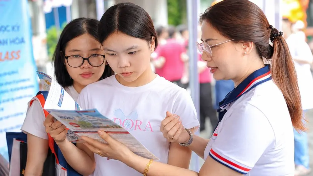 Sinh viên bất bình với khoản “phạt” 10-20 triệu đồng nếu tốt nghiệp muộn do thiếu chứng chỉ ngoại ngữ, tin học.