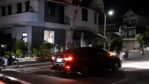 Ô tô tông hỏng gác chắn đường sắt trên đường Trần Phú, Đắk Lắk rồi rời hiện trường; tài xế có thể bị phạt khoảng 23 triệu đồng.