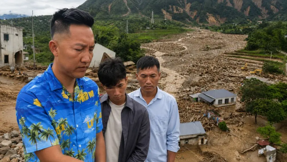 Huấn Hoa Hồng trao tiền từ thiện tại Lai Châu: trưởng bản và người dân kể lại việc hơn 40 hộ bị lũ quét nhận hỗ trợ 15 triệu đồng/hộ.