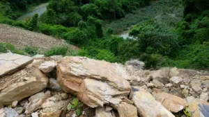Mưa lớn gây sạt lở Nghệ An, đất đá tràn xuống đường khiến bản Na Ngân bị cô lập, đe dọa việc đi lại và đời sống người dân.