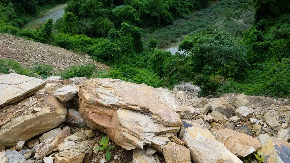 Mưa lớn gây sạt lở Nghệ An, đất đá tràn xuống đường khiến bản Na Ngân bị cô lập, đe dọa việc đi lại và đời sống người dân.