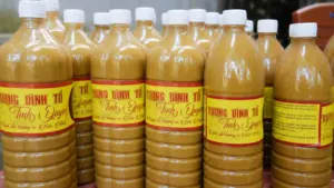 Tương Đình Tổ mang hương vị truyền thống với màu nâu vàng sánh, thơm mùi đỗ tương rang và gạo nếp cái hoa vàng.