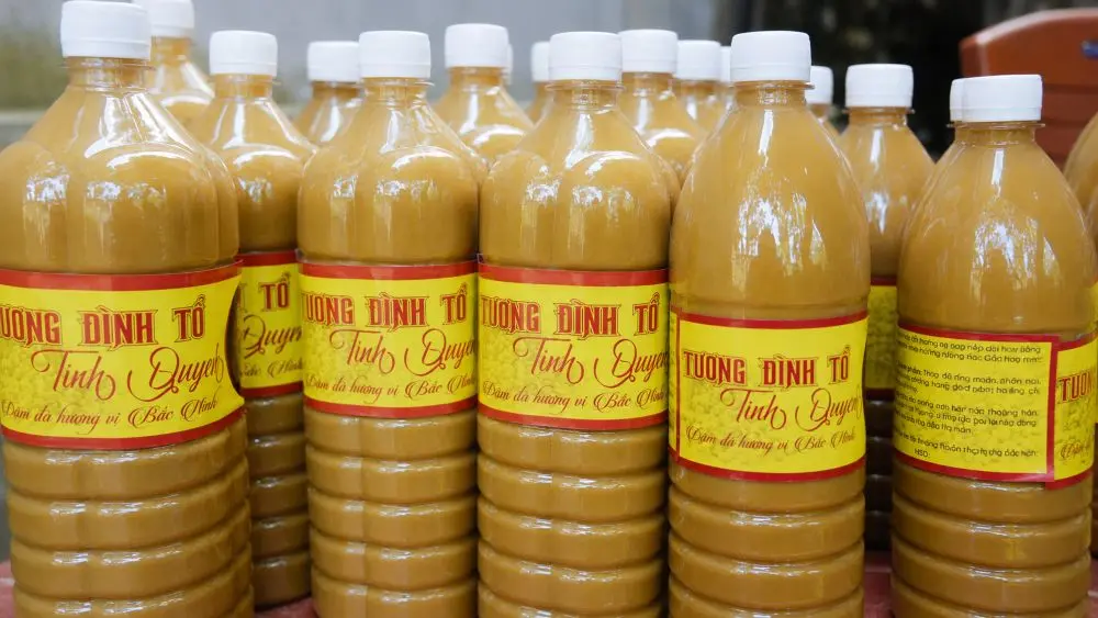 Tương Đình Tổ mang hương vị truyền thống với màu nâu vàng sánh, thơm mùi đỗ tương rang và gạo nếp cái hoa vàng.