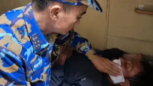 Tàu Hải quân cứu ngư dân Trương Văn Trung trôi dạt nhiều ngày ngoài khơi Vũng Tàu, trong tình trạng suy yếu sau khi rơi khỏi tàu cá.