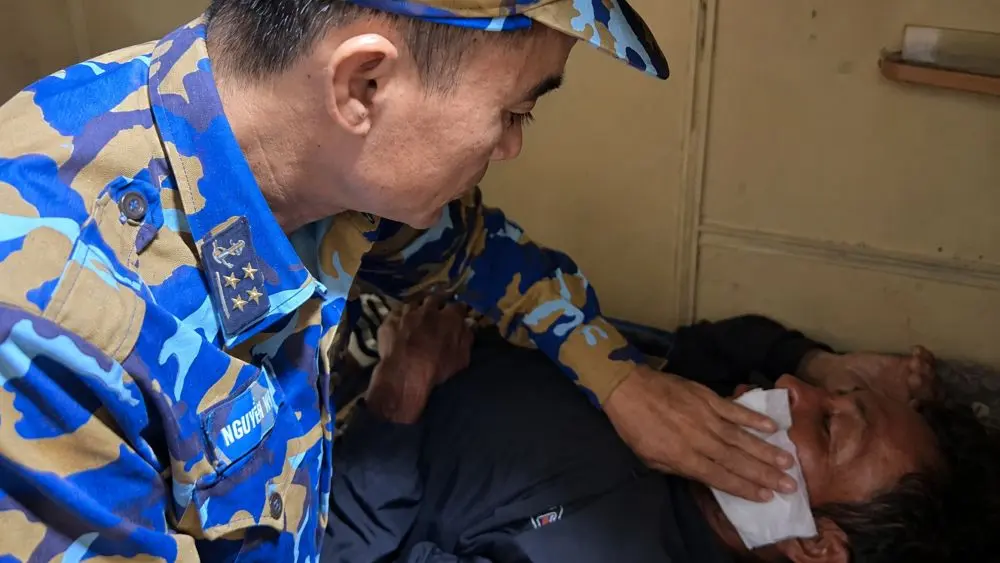 Tàu Hải quân cứu ngư dân Trương Văn Trung trôi dạt nhiều ngày ngoài khơi Vũng Tàu, trong tình trạng suy yếu sau khi rơi khỏi tàu cá.