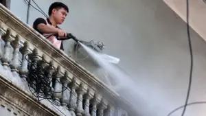 Khởi tố người đàn ông xịt nước vào thợ xây tại Hà Nội sau khi dùng máy bơm áp lực cao cản trở thi hành án. Xem diễn biến vụ việc.