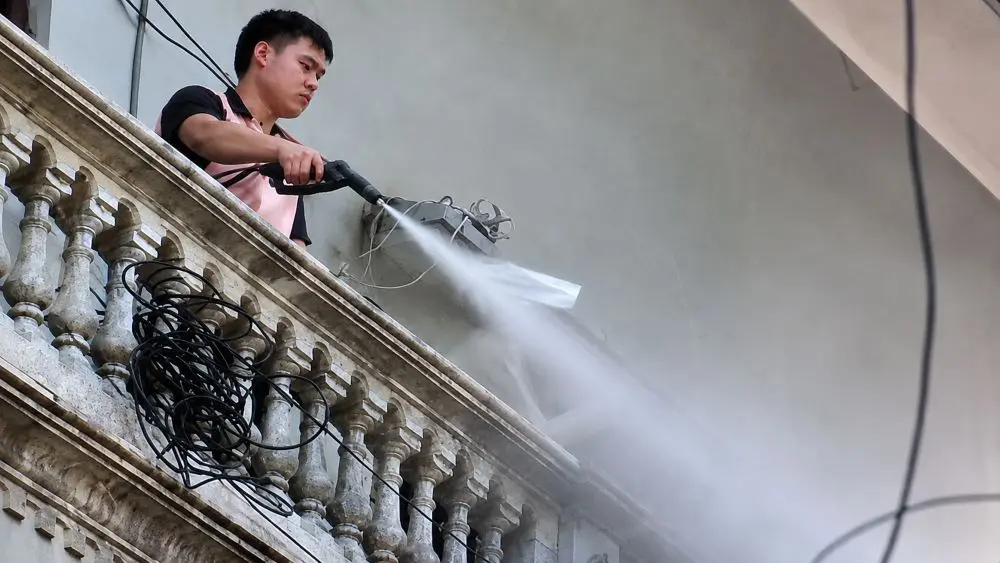 Khởi tố người đàn ông xịt nước vào thợ xây tại Hà Nội sau khi dùng máy bơm áp lực cao cản trở thi hành án. Xem diễn biến vụ việc.