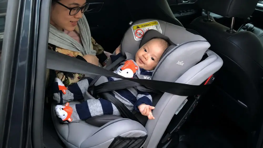 Tổng hợp chính sách nổi bật có hiệu lực từ tháng 8, trong đó có quy định bắt buộc sử dụng ghế an toàn cho trẻ em trên ôtô.