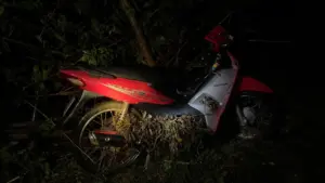 3 bé gái tử vong do lũ cuốn ở Sơn La, để lại nhiều xót xa. Hiện trường chiếc xe máy mắc kẹt sau dòng nước dữ được ghi nhận.