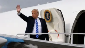 Mỹ phát hiện mối đe dọa tên lửa nhắm vào chuyên cơ chở Tổng thống Trump, buộc Mật vụ bí mật chuyển ông sang máy bay khác.