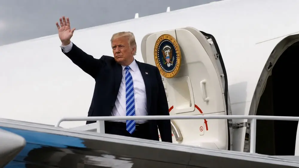 Mỹ phát hiện mối đe dọa tên lửa nhắm vào chuyên cơ chở Tổng thống Trump, buộc Mật vụ bí mật chuyển ông sang máy bay khác.