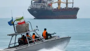 Iran phản ứng gay gắt trước tuyên bố của ông Trump về eo biển Hormuz, khẳng định Tehran tiếp tục kiểm soát tuyến hàng hải chiến lược này.