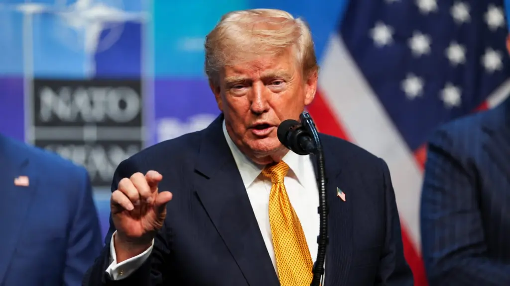 Tổng thống Trump nối lại đàm phán với Iran sau khi hủy kế hoạch tấn công vào phút chót, hé lộ bước đi mới trong chính sách của Mỹ.