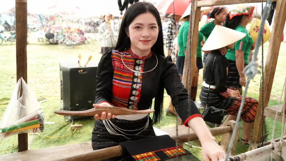 Nghề dệt thổ cẩm ở Môn Sơn vừa gìn giữ văn hóa truyền thống, vừa tạo thêm việc làm, thu nhập cho người dân vùng cao Nghệ An.