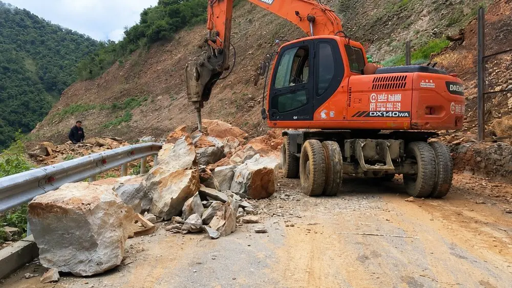 Tảng đá lớn lăn xuống tỉnh lộ 543D, hất văng hàng rào sắt ở Nghệ An. Lực lượng chức năng nhanh chóng xử lý điểm sạt lở.