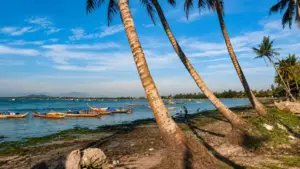 Bãi biển Mỹ Khê ở Quảng Ngãi dài khoảng 7km, giữ nét hoang sơ và được Lonely Planet đưa vào danh sách 10 bãi biển đẹp nhất Việt Nam.