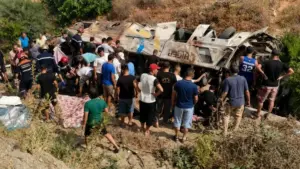 Xe buýt lật xuống vực ở Algeria khiến 25 người thiệt mạng. Xem diễn biến và hình ảnh hiện trường vụ tai nạn thương tâm.