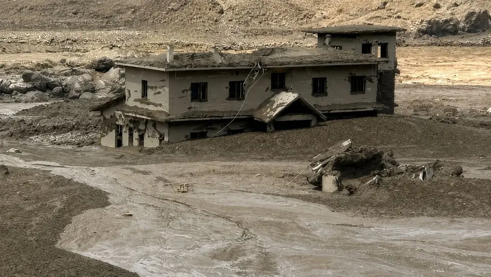 Lũ quét Nepal khiến nhiều làng mạc, đường sá và công trình điện bị tàn phá, khoảng 430 MW công suất phát điện bị hư hại.
