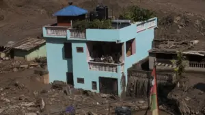 Lũ quét Nepal cuốn phăng nhiều công trình, nhưng một ngôi nhà hai tầng vẫn đứng vững giữa dòng bùn dữ dội.