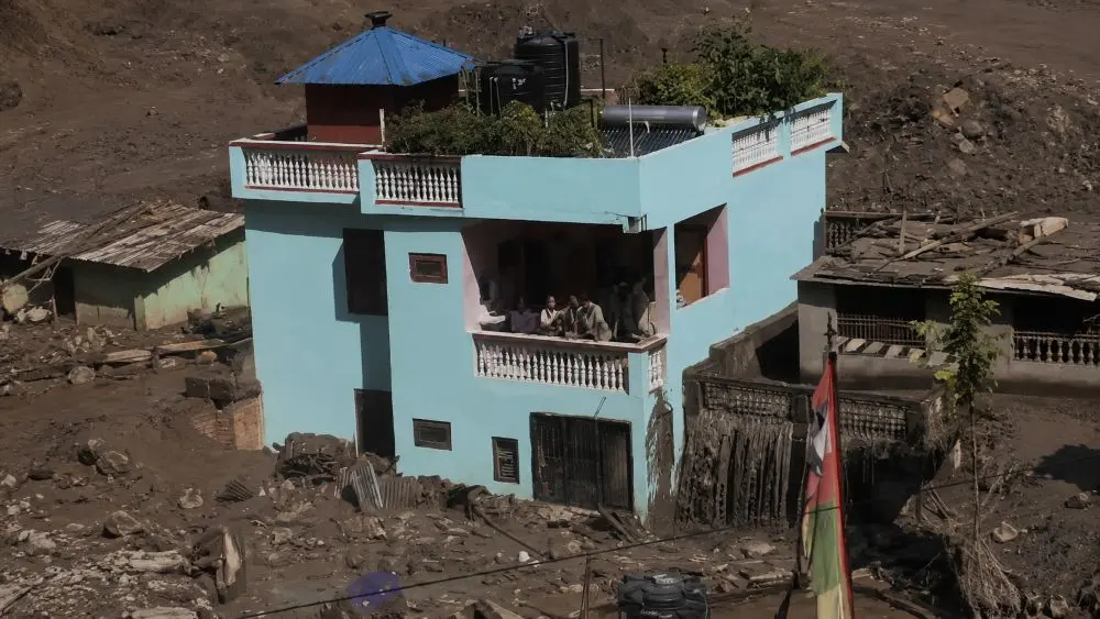 Lũ quét Nepal cuốn phăng nhiều công trình, nhưng một ngôi nhà hai tầng vẫn đứng vững giữa dòng bùn dữ dội.
