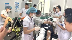 Hai người đàn ông ở Nghệ An bị bỏng nặng do điện phóng khi dựng quán cà phê gần đường dây điện, phải cấp cứu và chuyển tuyến điều trị.