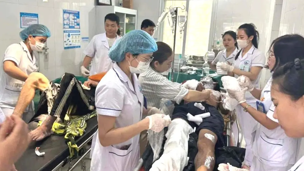 Hai người đàn ông ở Nghệ An bị bỏng nặng do điện phóng khi dựng quán cà phê gần đường dây điện, phải cấp cứu và chuyển tuyến điều trị.