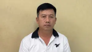 Trưởng ban quản lý chung cư ở TP HCM Ngô Anh Tuấn bị bắt, bị cáo buộc lừa bán căn hộ tái định cư, chiếm đoạt hơn 2,1 tỷ đồng.