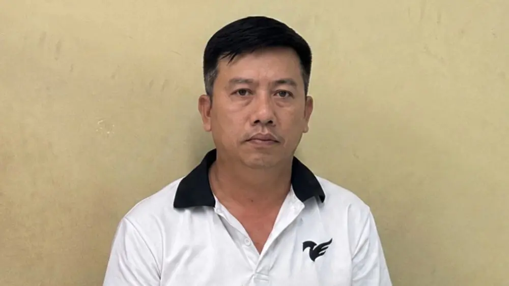 Trưởng ban quản lý chung cư ở TP HCM Ngô Anh Tuấn bị bắt, bị cáo buộc lừa bán căn hộ tái định cư, chiếm đoạt hơn 2,1 tỷ đồng.