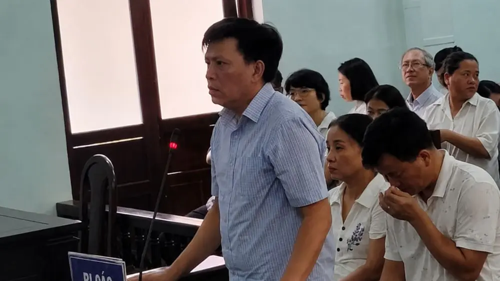 Bị cáo Trần Anh Tú khai về việc nhận 500 triệu đồng tại phiên tòa.