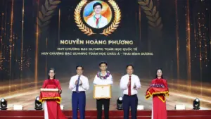 Nguyễn Hoàng Phương, học sinh Nghệ An, được tuyên dương sau khi giành Huy chương Bạc Olympic Toán quốc tế và khu vực châu Á - Thái Bình Dương.