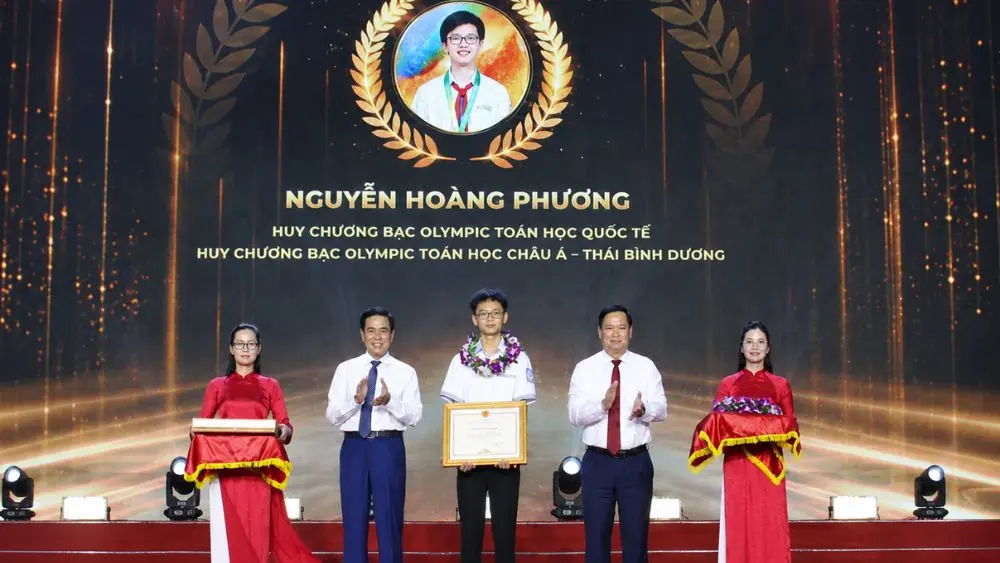 Nguyễn Hoàng Phương, học sinh Nghệ An, được tuyên dương sau khi giành Huy chương Bạc Olympic Toán quốc tế và khu vực châu Á - Thái Bình Dương.