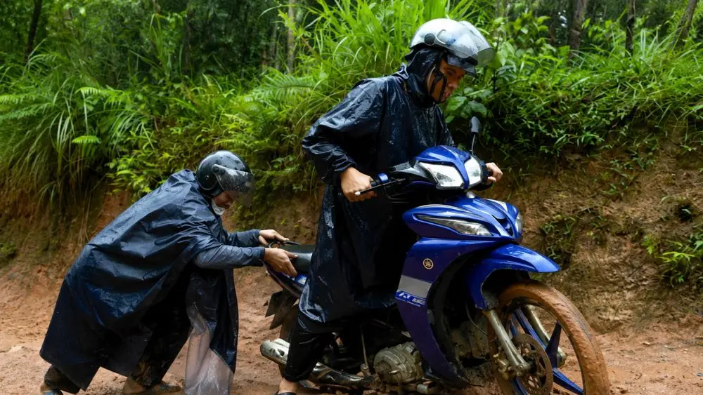 Đường đến trường mùa mưa lũ ở Nghệ An đầy bùn đất, trơn trượt, khiến giáo viên miền núi phải vất vả vượt qua để kịp năm học mới.