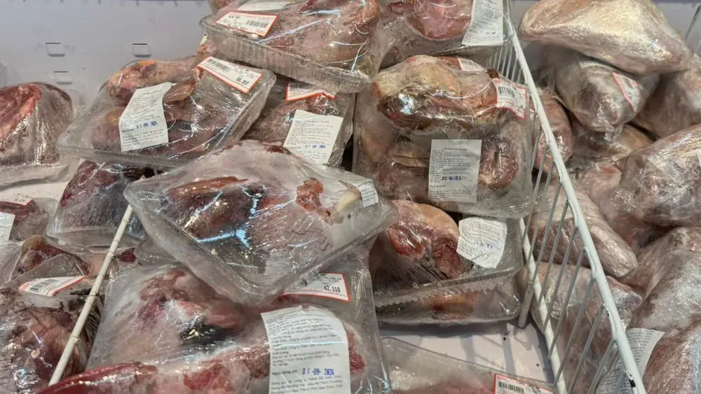 Gần nửa triệu tấn thịt nhập khẩu vào Việt Nam trong 6 tháng, giá bình quân 77.500 đồng/kg, tạo áp lực lên thị trường thịt trong nước.