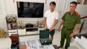 Vũ Văn Đạt bị khởi tố vì bán 56 đồng hồ giả các thương hiệu nổi tiếng, thu lợi gần 150 triệu đồng và trốn thuế gần 125 triệu đồng.