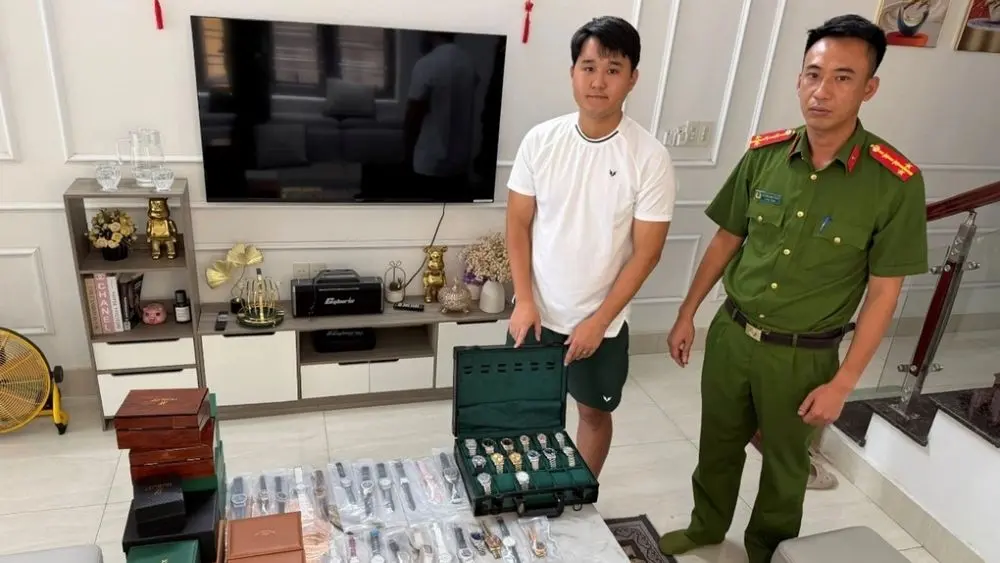 Vũ Văn Đạt bị khởi tố vì bán 56 đồng hồ giả các thương hiệu nổi tiếng, thu lợi gần 150 triệu đồng và trốn thuế gần 125 triệu đồng.
