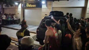 Khám xét nhà Huấn Hoa Hồng tại Hà Nội thu hút đông người theo dõi, nhiều TikToker và YouTuber tụ tập livestream trước hiện trường.