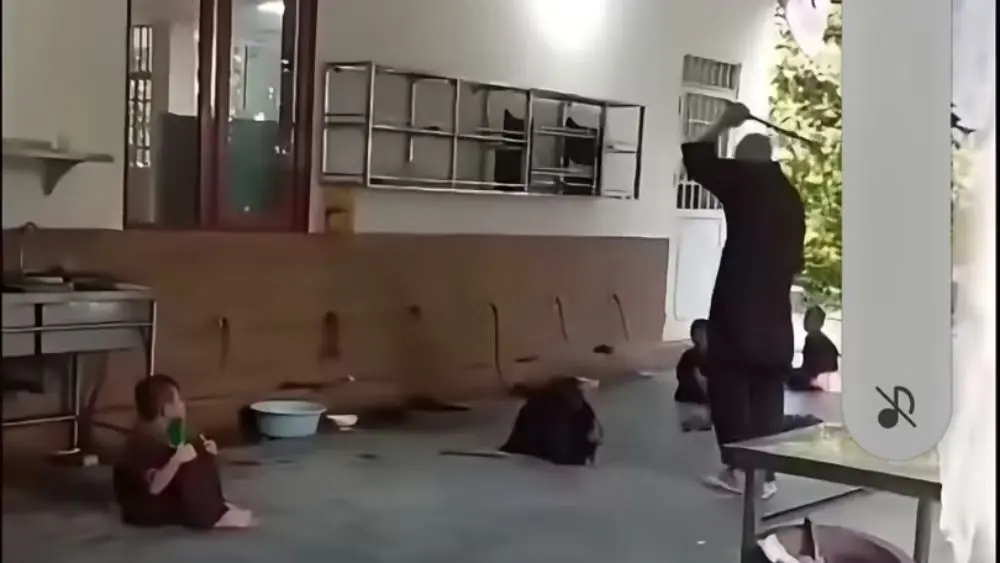 Vụ đánh trẻ ở chùa Bầu gây phẫn nộ, đặt ra câu hỏi về trách nhiệm bảo vệ và chăm sóc trẻ em tại những nơi đáng lẽ an toàn.