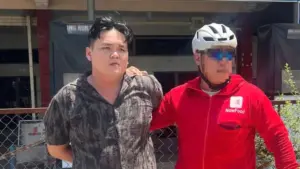 Kề dao vào cổ chủ quán cà phê, Đỗ Quốc Vương cướp vàng và tiền rồi bỏ trốn, bị cảnh sát bắt giữ sau 9 giờ truy xét.