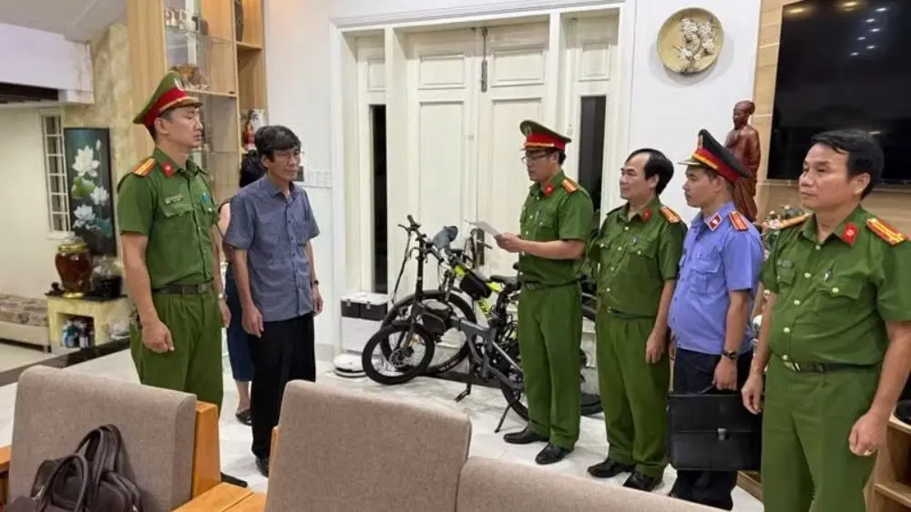 Giám đốc Ban QLDA Đầu tư xây dựng và Phát triển đô thị TP. Huế bị bắt tạm giam vì sai phạm tại dự án xử lý rác 85,79 tỷ đồng "đắp chiếu" hơn 7 năm.