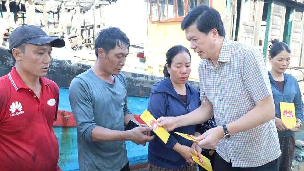 Nghệ An hỗ trợ khẩn 115 triệu đồng cho 5 hộ ngư dân xã Quỳnh Phú có tàu cá bị cháy rụi, thiệt hại ước tính khoảng 6 tỉ đồng.