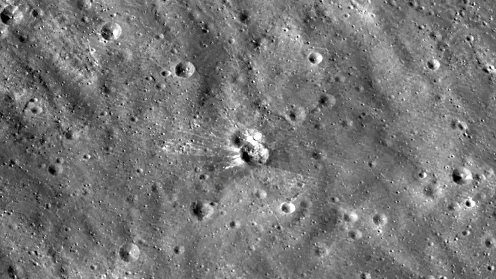 NASA công bố hình ảnh hố va chạm trên mặt trăng do tầng trên tên lửa Falcon 9 tạo ra, hé lộ dấu vết mới trên bề mặt.