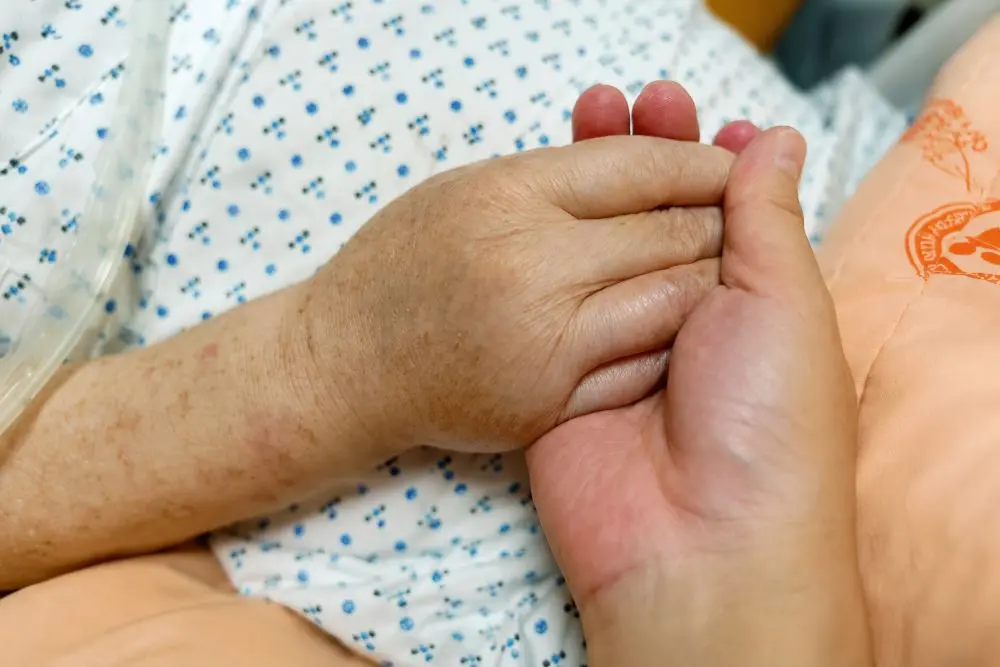Nghề chăm sóc thuê đòi hỏi sự kiên trì, tận tâm khi người chăm sóc đồng hành cùng bệnh nhân trong từng sinh hoạt hằng ngày.