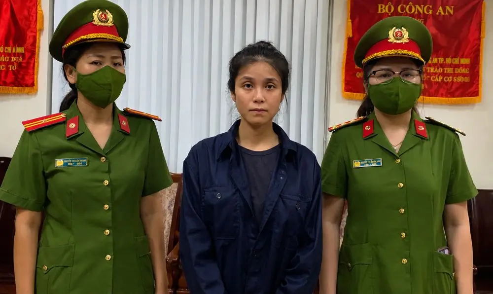 Nguyễn Đỗ Trúc Phương hầu tòa trong vụ án ma túy, bị cáo buộc chuẩn bị khí cười, ma túy và dụng cụ cho nhóm bạn sử dụng.